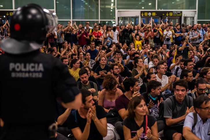 Protesta convocada por Tsunami Democràtic en el aeropuerto del Prat tras la sentencia del Tribunal Supremo español por el procés. 