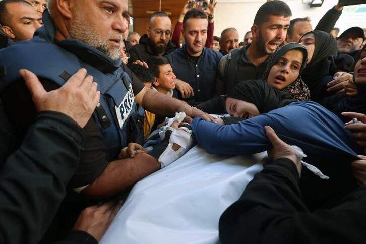 Wael al-Dahdouh sostiene la mano de su hijo Hamza, al que Israel mató el pasado 7 de enero. 