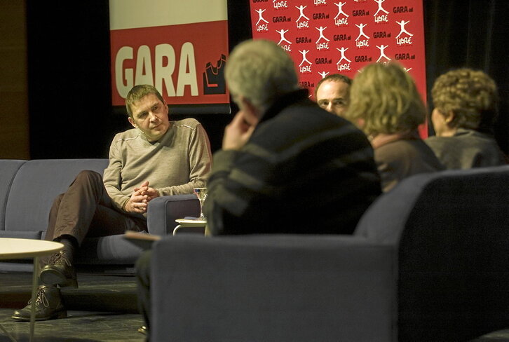 Arnaldo Otegi, frente a sus entrevistadores, en aquel fórum organizado por GARA en 2009.