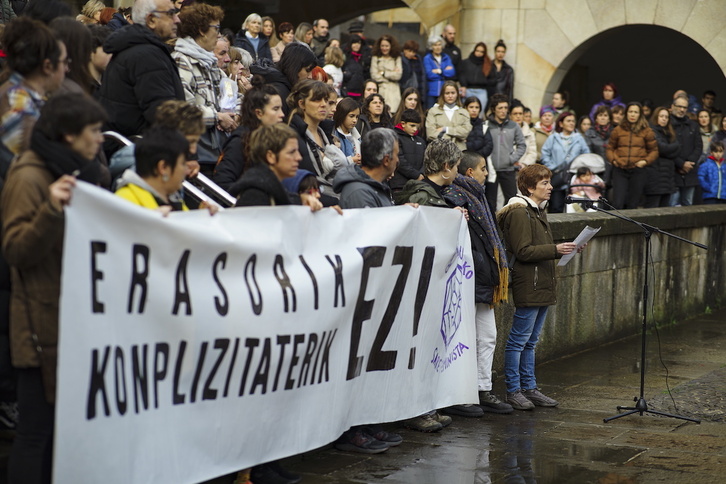 Mario Lopezen auzian, Gernika KESB-ko zuzendaritza taldearen konplizitatea gaitzesteko elkarretaratzea egin zuen Sare Feministak. 