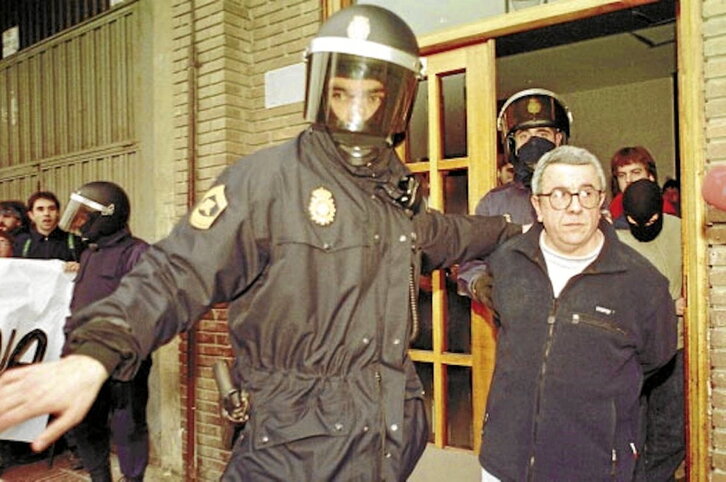 Policías españoles sacan detenido a Pepe Rei de la redacción de «Ardi Beltza» en Errenteria.