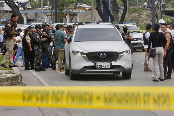 Miembros de la Policía Nacional ecuatoriana, en el lugar del tiroteo contra el fiscal.