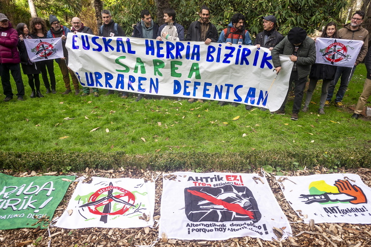 Protesta organizada este jueves en Gasteiz, cerca del Parlamento.