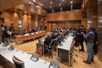 Cámaras y fotógrafos toman imágenes antes de comenzar la ponencia de la Comisión de Justicia.