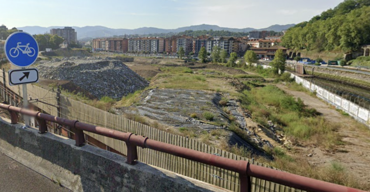 La nueva urbanización de Altzate Berri se está construyendo en estos terrenos junto al río.