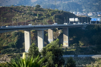 Imagen de archivo del puente de Rontegi, en Barakaldo, uno de los puntos con mayor tráfico de Bizkaia.