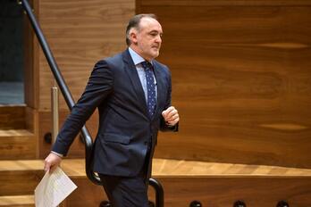 Javier Esparza, antes de su intervención en el pleno. 