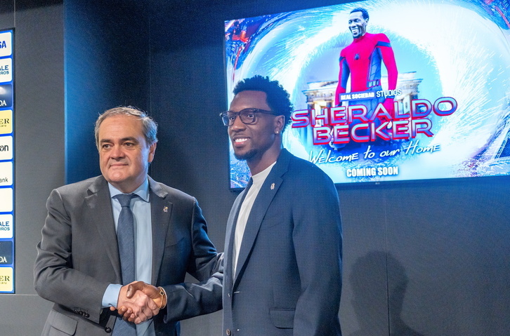 Sheraldo Becker posa junto al presidente Jokin Aperribay en la presentación oficial.