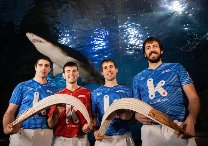 Los cuatro pelotaris que tomarán parte en el Masters posan en el aquarium.