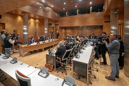 Cámaras toman imágenes antes de comenzar la ponencia de la Comisión de Justicia.