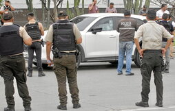 Miembros de la Policía, junto al automóvil tiroteado del fiscal César Suárez.