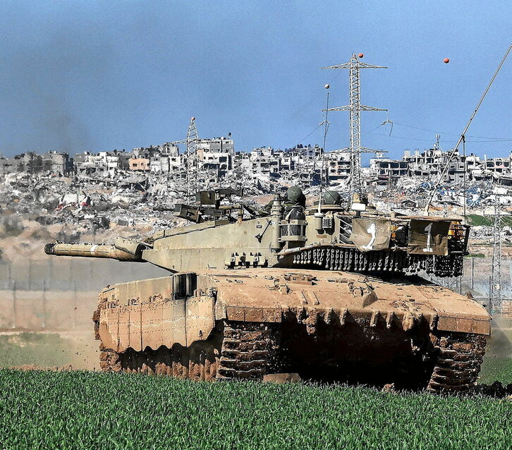 Un tanque, frente a edificios destruidos en el sur de Gaza.