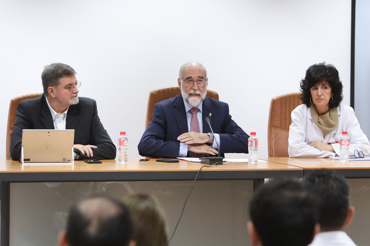El consejero Domínguez, en diciembre, en su reunión con los alcaldes de Lizarraldea.