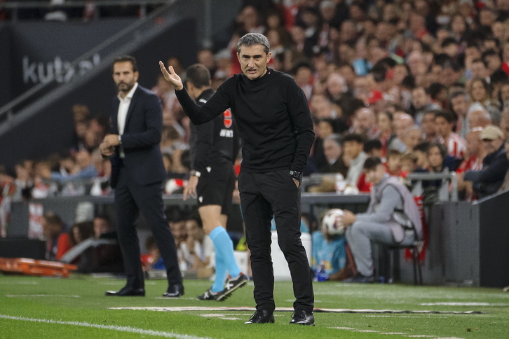 Ernesto Valverde, durante un partido liguero en San Mamés.