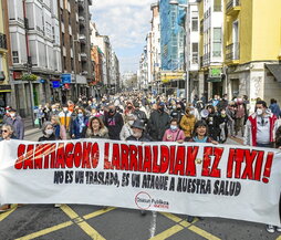 Protesta contra el cierre de las Urgencias del hospital de Santiago.