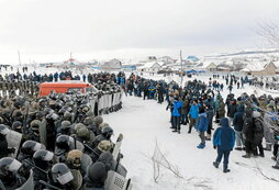 Presencia policial masiva en las protestas en la ciudad de Baymak, en Baskortostán.