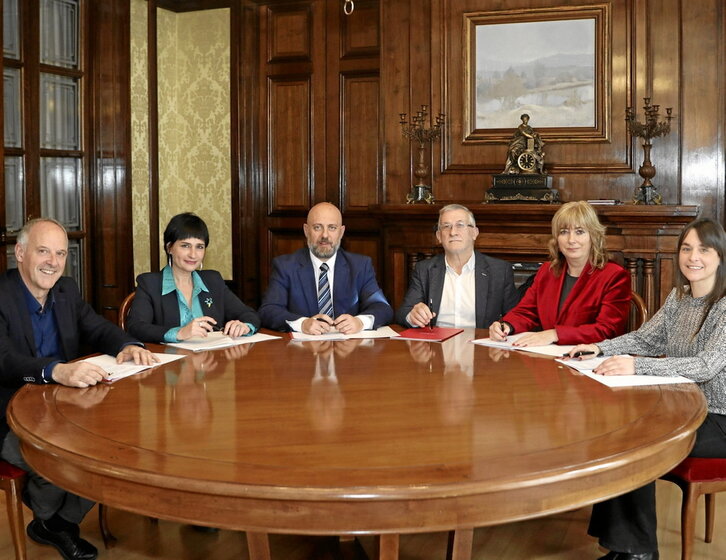 Miembros de EH Bildu y el Gobierno navarro firmaron ayer el acuerdo.