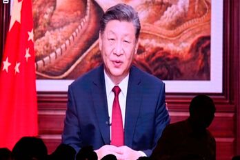 El presidente chino, Xi Jinping, en una pantalla en un restaurante de Pekín.
