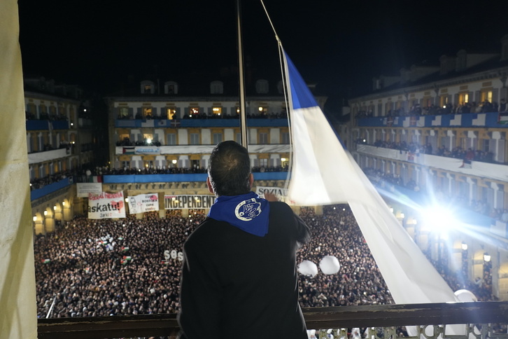 Eneko Goia, alcalde de Donostia, iza la bandera entre los sones de la Marcha, en la pasada medianoche.