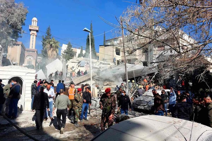 Estado en el que ha quedado el edificio de Damasco atacado por Israel provocando la muerte de cargos iraníes.