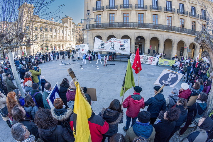 Imagen de la manifestación de AHT Gelditu en Iruñea.