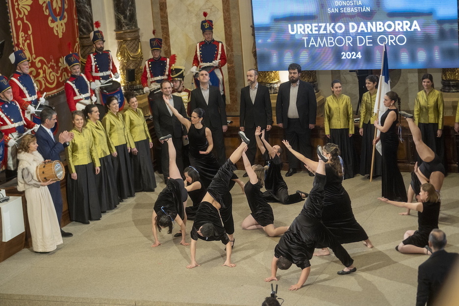 Verdiniren konpainiako dantzariak, gaur goizeko eitaldian.