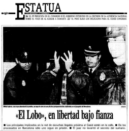 Mikel Lejarza abandona los juzgados de Barcelona con la cara tapada y rodeado de policías, en una foto que ilustra la noticia de ‘Egin’ sobre su liberación bajo fianza.