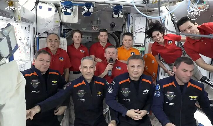 Los cuatro astronautas tras llegar a la EEI.