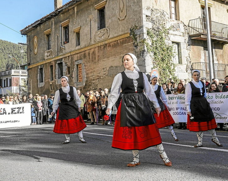 Cuatro dantzaris participaron en el emotivo acto celebrado en Alonsotegi.