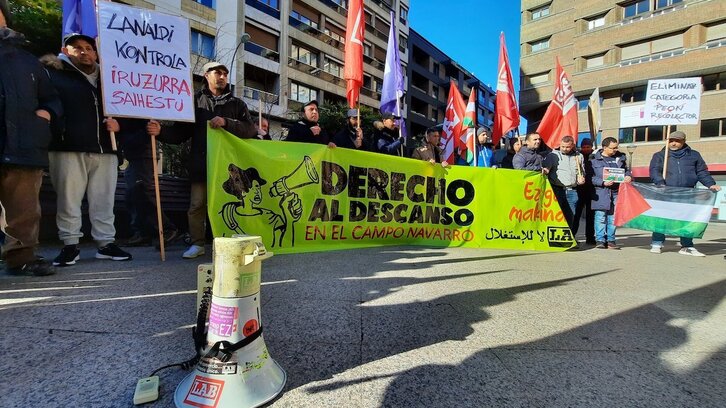 Un momento de la manifestación celebrada en Iruñea para reivindicar el derecho al descanso de los trabajadores del campo.
