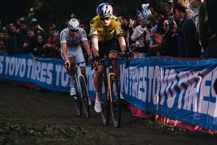Wout van Aert y Mathieu van der Poel han mantenido su último diuelo en la temporada de ciclocross.