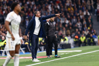 Gaizka Garitano da indicaciones a los suyos durante el enfrentamiento con el Real Madrid. 
