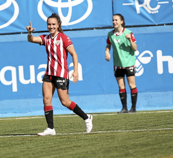 En la izquierda, las jugadoras armeras hacen piña para celebrar el 1-0 ante el Valencia; en la derecha, Nerea Nevado celebra el gol del empate.