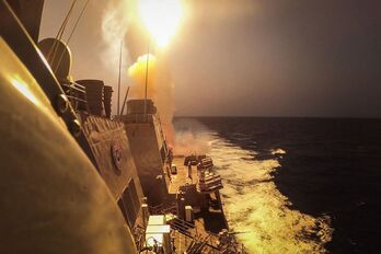 Una embarcación militar estadounidense abre fuego en el Mar Rojo. 