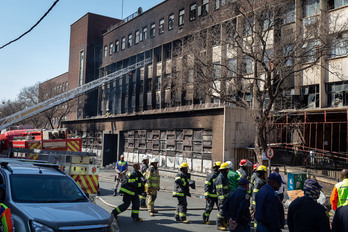 Bomberos trabajan en el edificio incendiado el pasado 31 de agosto.