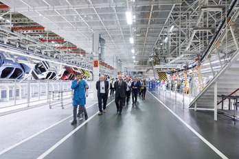 Visita del Gobierno navarro a la planta de VW Nafarroa en Landaben.