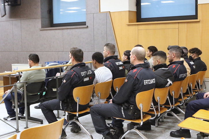 Los acusados, custodiados por la Ertzaintza, en una de las sesiones del juicio. 