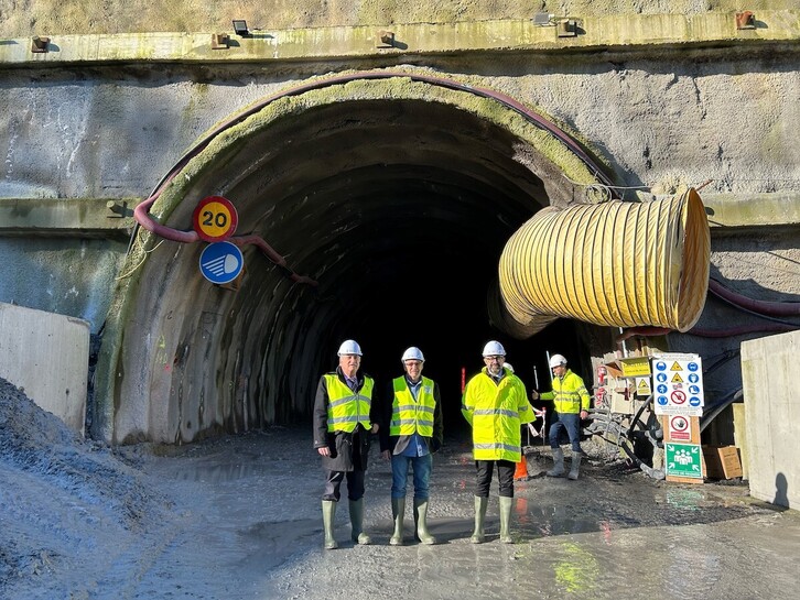 Los representantes políticos, a la entrada del túnel de servicio. 