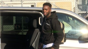 Iñaki Williams, a su llegada al aeropuerto de Loiu