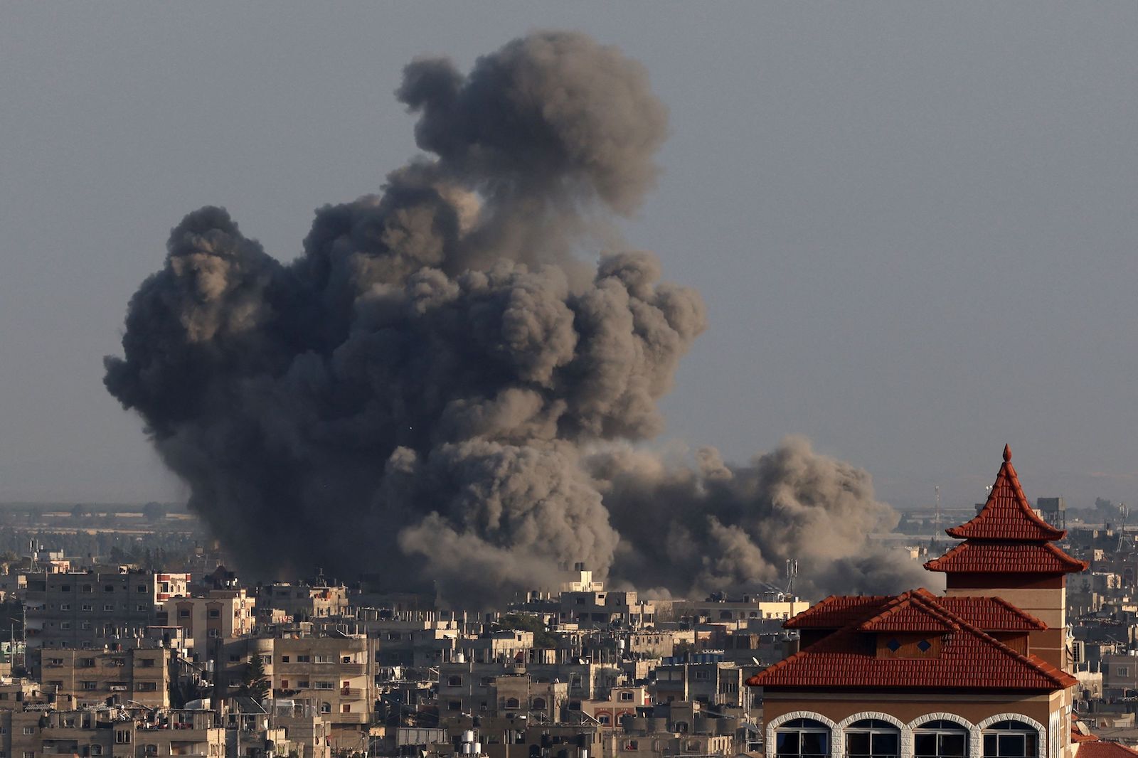 Imagen de una explosi&oacute;n en Jan Yunis. (AFP)