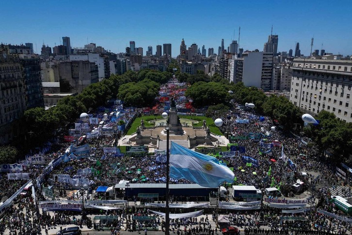 Miles de personas han salido a las calles de Buenos Aires en la convocatoria de huelga general.