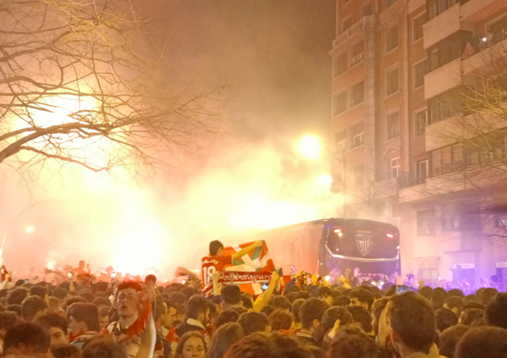 El autobús del Athletic arropado por la afición en la Gran Vía.