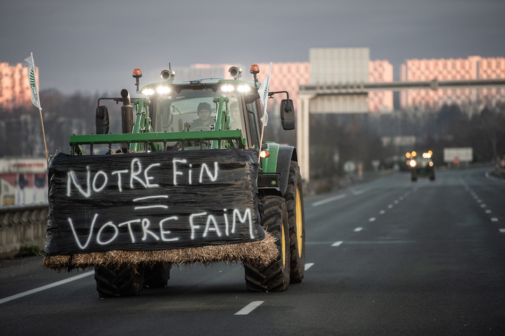 'Nuestro final, vuestro hambre' reza el slogan de un tractor que marcha sobre la A63, en Baiona.