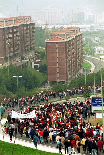 El informe Navajas señalaba a Intxaurrondo. En la imagen, una protesta ante el cuartel a finales de los años 90.