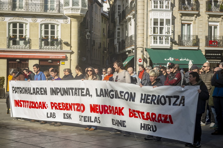 Decenas de personas se han concentrado en Gasteiz para pedir que se cumplan las medidas de salud laboral.