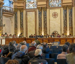 El Salón de Plenos del Ayuntamiento de Donostia, durante la sesión de ayer.