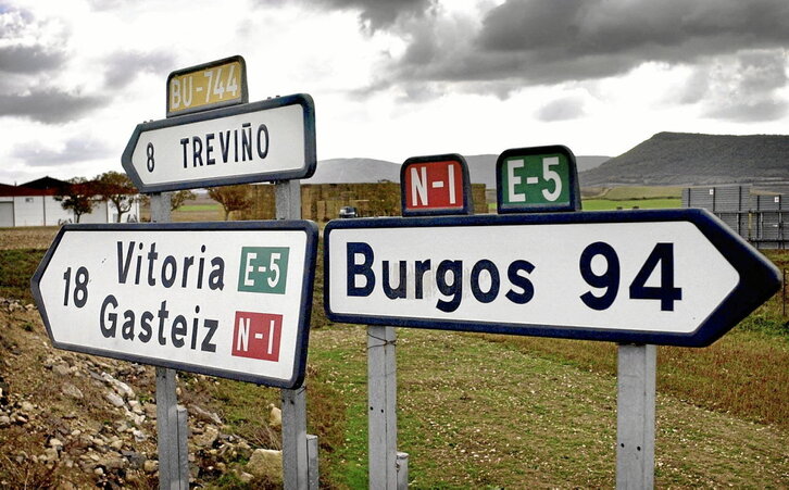 Errepideko seinaleak Argantzon inguruan, Gasteiz eta Burgoserako distantziak markatzen.