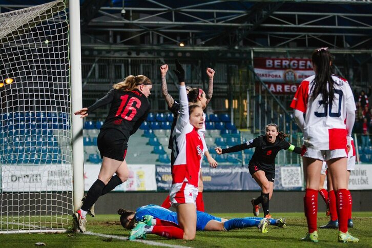 Gaupset y Kvamme celebran el gol que clasificaba al Brann junto a una Lukasova desolada tras introducir el balón en su portería.