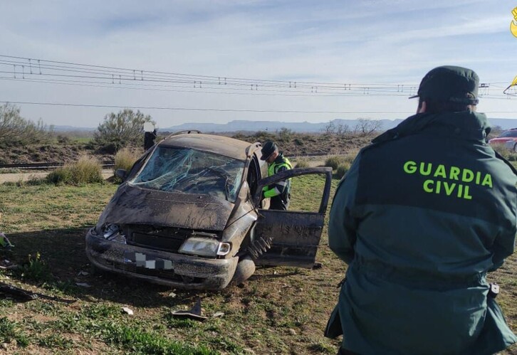 Agentes de la Guardia Civil inspeccionan el vehículo accidentado.
