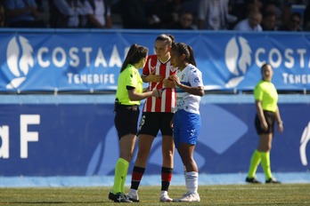 Maite Zubieta pide explicaciones a la colegiada en el partido de liga ante el Tenerife.